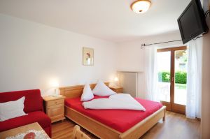die Zimmer liegen Parterre zum Garten.