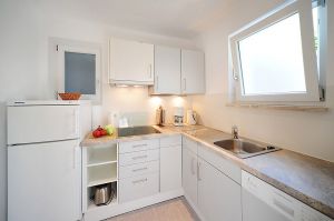 Separate Küche, großer Kühlschrank mit Gefrierfach, Geschirrspülmaschine.