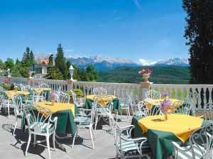 genießen Sie den einmaligen Blick von der Panoramaterrasse und das hervorragende Essen!