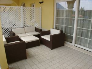 Die Terrasse mit einer Sitzgruppe.