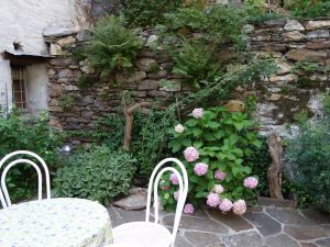 Wer lieber draussen sein Frühstück geniessen möchte, kann das auf der Gartenterrasse tun