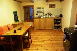 Die kleinere Küche, mit Gasherd und Kühlschrank