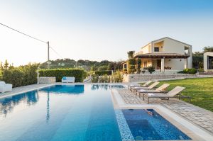 Bild 1: Wunderschönes Landhaus mit Pool