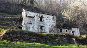Eines von vielen Zeugnissen einer intensiven Vergangenheit: 3-stöckiges Stallgebäude von 1899 auf nun einsamer Alm mit umfangreichen Terrassierungen