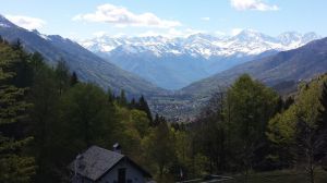 Nordwestlich vom Cannobiner Tal liegt das Vigezzotal. Von der Alpe Blitz im Vordergrund sieht man noch weiter westlich die hohen Berge des Monte Rosa