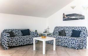 Das Wohnzimmer ist im maritimen Stil eingerichtet.