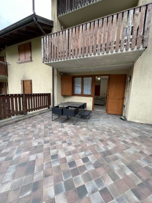 Bild 1: Ferienwohnung Valentina mit eingezäunte Terrasse am Ledrosee