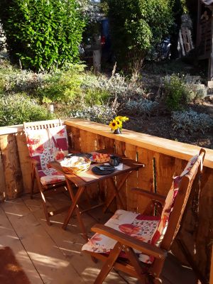 Auf der Terrasse kann man den Sonnenaufgang erleben oder im Sommer am Abend die Glühwürmchen bestaunen.